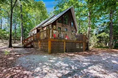 Image de Dog friendly lake cabin with wrap-around deck, and shady outdoor dining