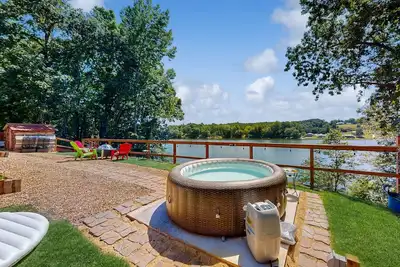 Image de Tiny House with wifi, private W\/D, lake views + dog friendly