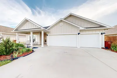 Image de Gorgeous coastal home w/ plenty of space, close to everything - dog friendly