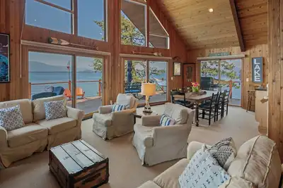 Image de Waterfront Retreat Sleeps 16 w\/ Guest House & 2 Docks