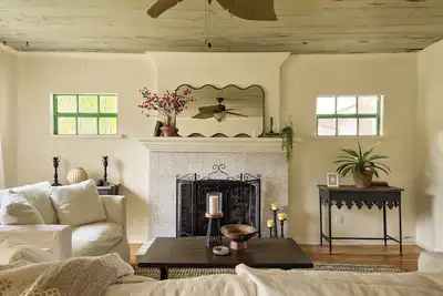 Image de Pet friendly Historic Spanish style home!