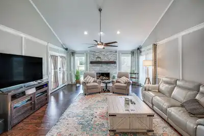 Image de Pet-Friendly Sachse Home w\/ Patio, Fire Pit & Yard
