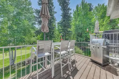 Image de Cloudcroft Townhome on Golf Course w\/ Deck!