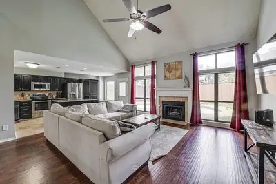Image de 10 Mi to Lake Lewisville: Carrollton Home w/ Pool