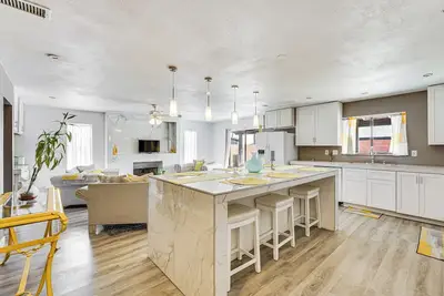 Phoenix Home w\/ Patio & Mtn Views!