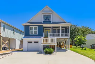 Image de Great Location Near Beach, Walk to Restaurants and shops, Fenced in Back Yard