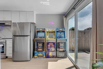Image de Modern Lux 4b/3ba Retreat w/ Led Game Room and Bar