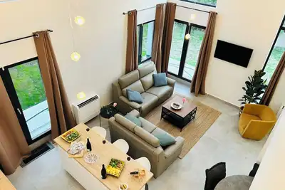 Image de 6-Bed Villa: WiFi, Ac, Cathedral Lounge, Terrace, Garden, Parking & Near Pool\/Pk