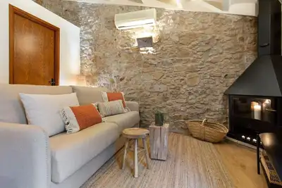 Image de Maison en pierre entièrement rénovée sur