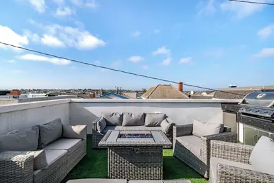Image de Private Rooftop + Steps to the Beach | Chic Design | Seaside Style by AvantStay