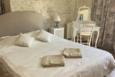 Image de maison de charme typiquement charentaise avec grande piscine