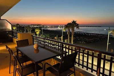 Image de Beachfront Paradise: Stunning 2-Bedroom Apartment with City & Sea Views