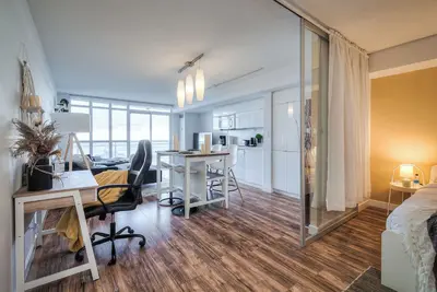 Image de Designer Condo near Cn Tower