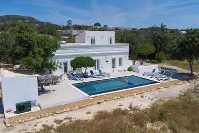Image de Restored Country Manor, V4, salt water heated pool, large gardens, sea views