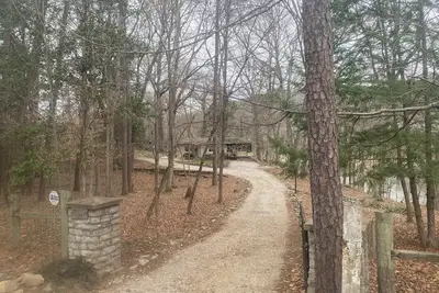 Image de Hidden 2-bedroom Lake Cumberland cottage with lake view & access in Burnside Ky