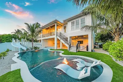 Image de Waterfront Home with Pool and Waterslide! - Siesta Bliss