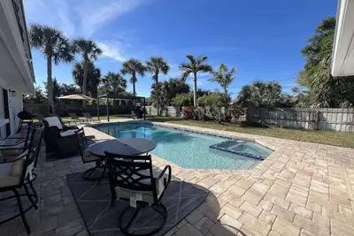 Image de 4/3 Home on A1a with private beach access WiFi, fitness room & heated pool