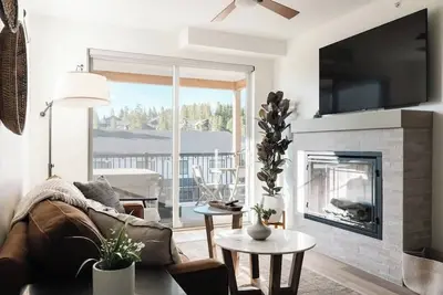 Image de Chic Condo | Near Town and Trails | Hot Tub + Deck