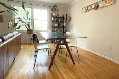 Image de Sun-filled Jc Apartment. 2 br apt + private parking. Close to Nyc transit