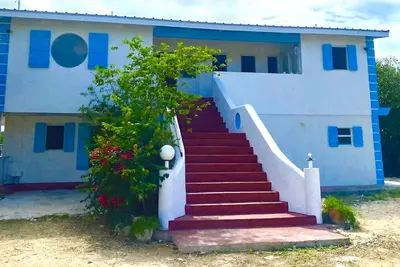 The Flamingo House, Open & Breezy Island Home. . . minutes from the beach!