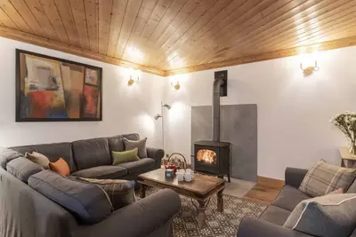 Image de Appartement rénové ski aux pieds avec poêle, grande terrasse sud, parking et wifi inclus
