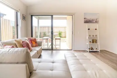 Image de Golden Glow Expansive Family Home in Bellarine