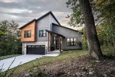 Image de Stylish New Home Near Lake Modern Comfort & Nature Access