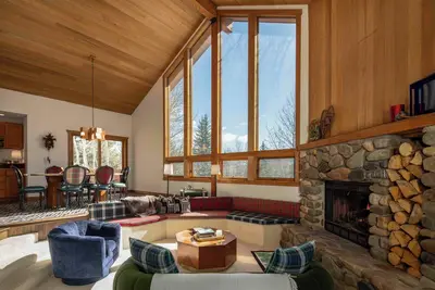 Image de Recently renovated 3-bedroom home with hot tub close to town and lifts