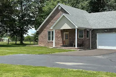 Image de Three-A Hideaway less than 5 miles from Holmes Bend Marina.