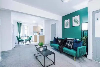 Image de Spacious 3-Bed, Ideal for Long-Term, Free Parking!