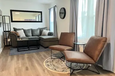 Image de Modern & Renovated 3b/1b Home - Quiet & Cozy\n