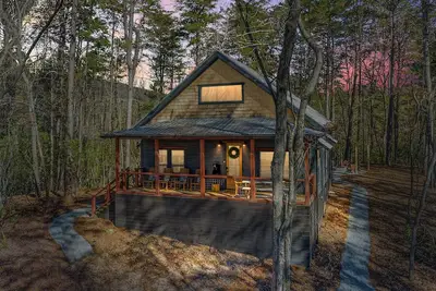 Image de New! ! Bright, Family-Friendly 4-bed cabin w/ firepit, outdoor dining & games!