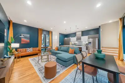 Image de Townhouse w\/Rooftop Getaway, Fire table & Bbq