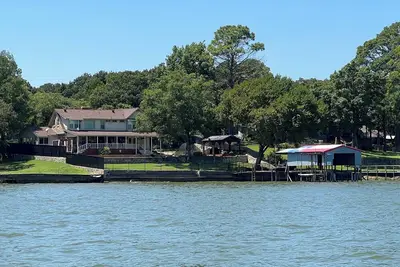Image de Spacious 4-Br lake front WiFi, hot tub, Ev charger on Eagle Mountain Lake Azle