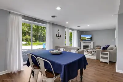 Image de Charming 3-bedroom coastal, central, cozy house across from Pine Lake