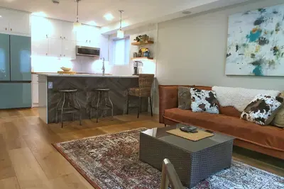 Image de Spacious Retreat 1bdrm Suite w King bed, Full Kitchen, 2FPs, 2TVs, Laundry