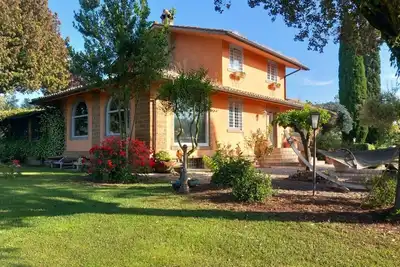 Image de Country villa with private pool surrounded by greenery. With barbecue and patio