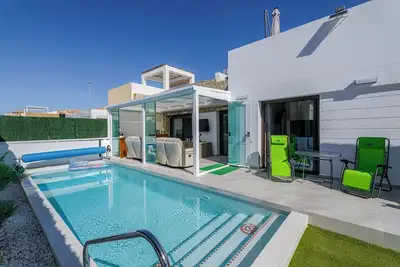 Image de Villa privée de luxe avec piscine (chauffée), située à 3 km de la plage