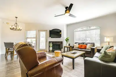 Image de 3 Mi to Tpc: Chic Condo w/ Pool Access & Grills