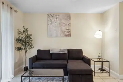 Image de Cozy and Clean Getaway - Close to Uf, Downtown and Midtown!