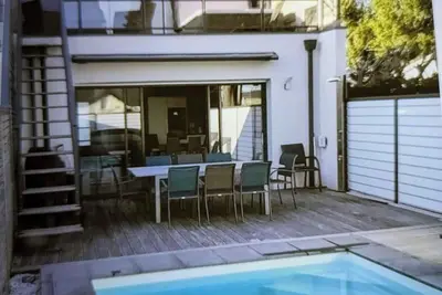 Image de Maison de bord de mer avec piscine et jacuzzi