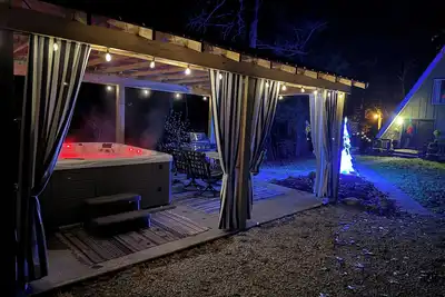 Image de New property! Lakeside covered hot tub, A-frame 3 King Beds, Shawnee Forest