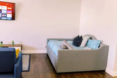 Image de Spacious & Sleek Studio Near the beach + Parking