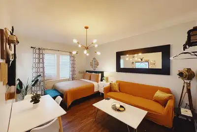 Image de Prime Location Room | Queen Bed + Sofa Bed | Free Beach Chairs & More