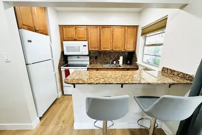 Image de Trendy, Budget-Friendly 1 Bedroom Apt, Pool Access