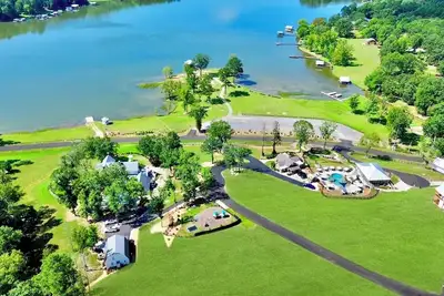 Image de Lakefront Resort, Sleeps 90+! Pool, Lake, Hot tubs, kayaks, & more!