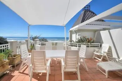 Image de Beachfront two storey penthouse apartment. Family friendly. Spectacular views!