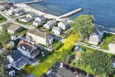 Image de 3 Houses Off the Water at Private Black Point Beach newly furnished 4 bed