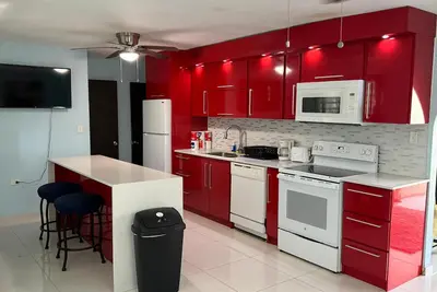 Image de 3Br & 2 Ba Family Retreat – Walk to Beach, Dining Unit4