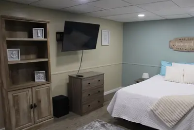 Image de 8 Minutes from Beaver Stadium & Downtown l Cozy 2 Bedrooms with Wifi